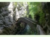 Steinbogenbrücke in der Areuseschlucht