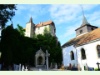 Schloss, Kirche und Friedhof in Rue